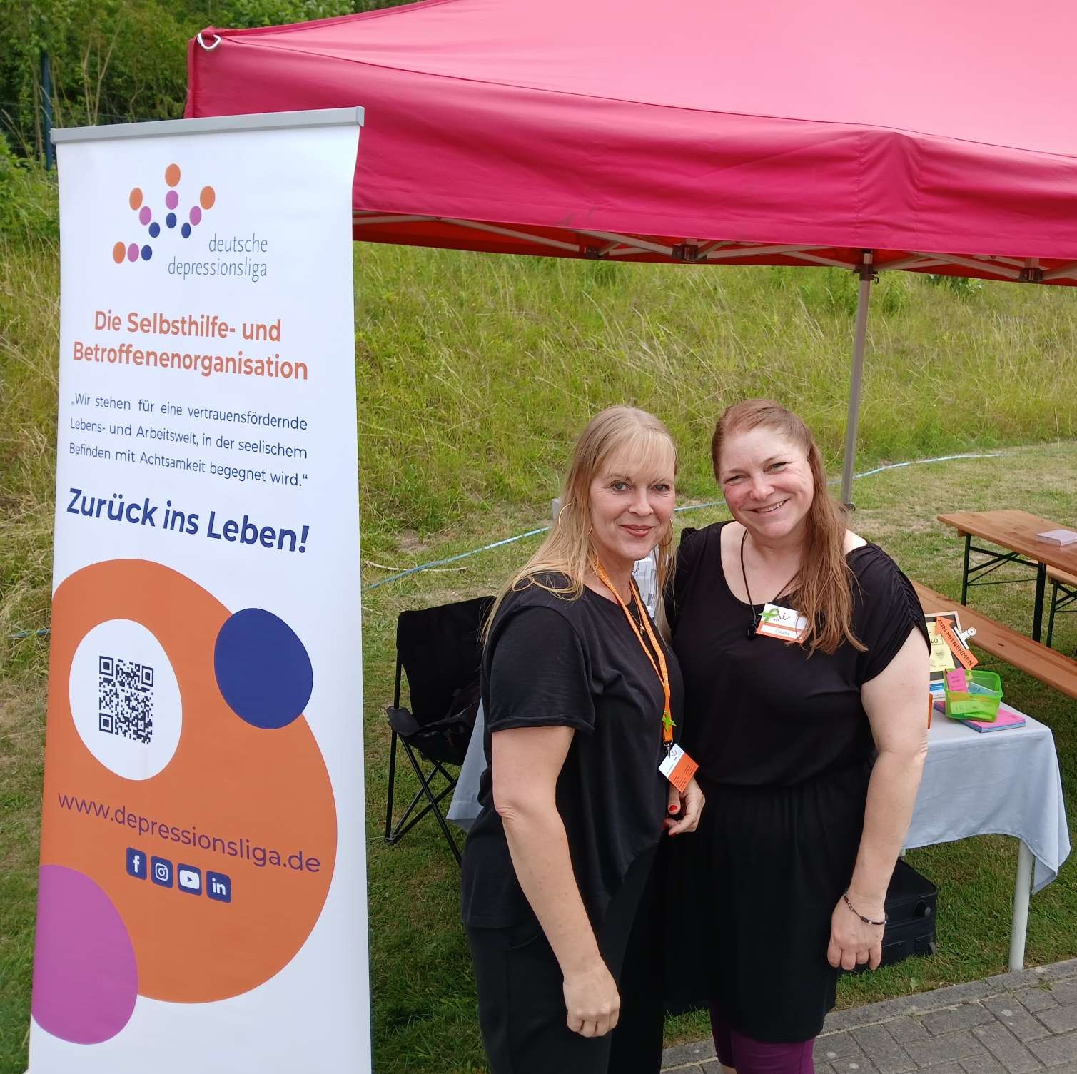 DDL-Mitglied Mara Ulm und DDL-Vorsitzende Claudia Kociucki am DDL-Stand