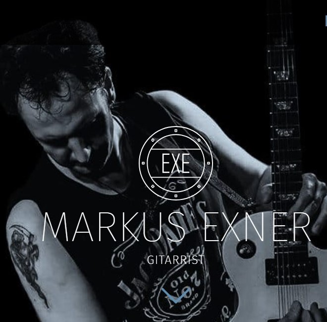 Musiker Markus Exner mit Gitarre.