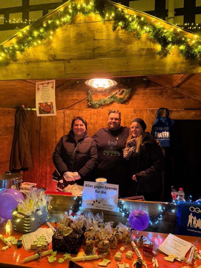 Auf dem Waltroper WEihnachtsgässchen. V.l.n.r. Hanna Yushchenko (von der Ukrainischen Gemeinde in Waltrop), Malte Salmen (Gruppengründer), Mara Ulm (MotivationsDepot Waltrop). Foto von Tanja Salmen