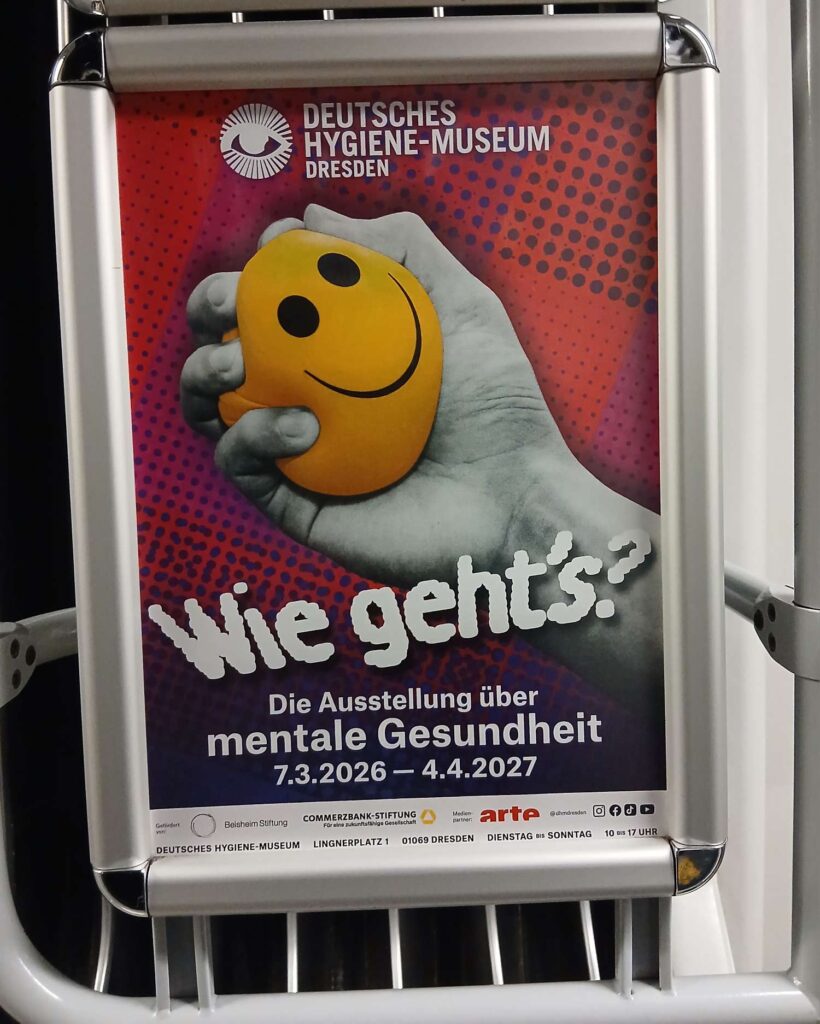 „Wie geht’s?“ – Eröffnung der Sonderausstellung über mentale Gesundheit im Deutschen Hygiene-Museum Dresden 26 DMHD Wie gehts Plakat im OePNV