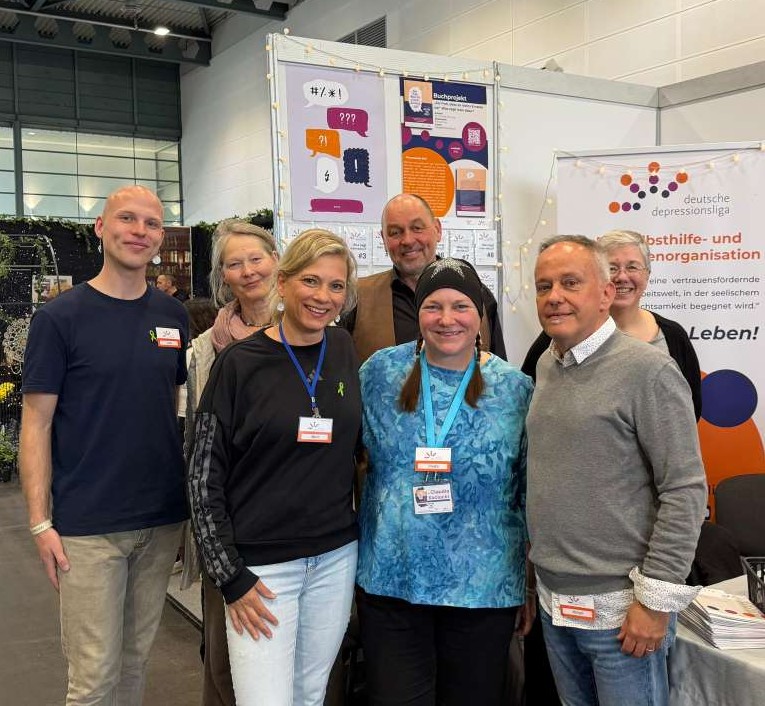 „Moin!“ war meist der Anfang – Die DDL auf der Messe Leben und Tod in Bremen 2026 Leben und Tod Bremen Team Standbetreuung 1