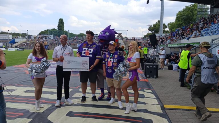 Spendenübergabe der Vikings-Fans an die Deutsche DepressionsLiga