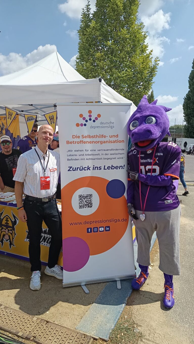 DDL-Vorstand Jonas Schmidt gemeinsam mit dem Vikings-Maskottchen